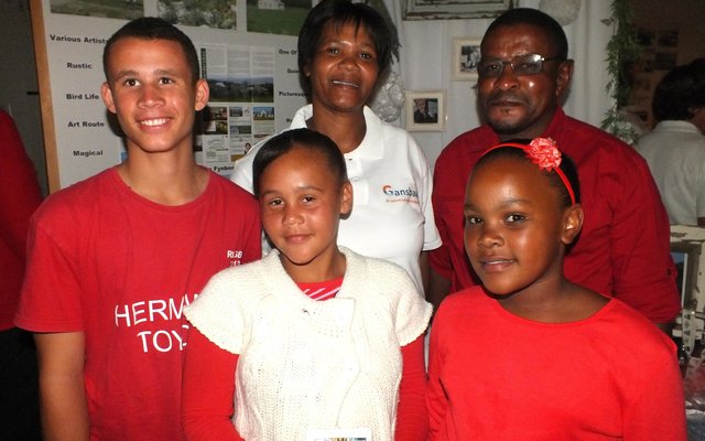 Die aand se Valentynsgesin, met voor vlnr Niroeska Newman en Faith Adams.  Agter vlnr is Izaan Newman, Katrina Adams (Gansbaai Toerisme Komiteelid) en haar eggenoot, Montie.